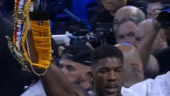 BACAO POJASEVE, UZEO ZASTAVU UKRAJINE Džošua doživeo potpuno pomračenje posle poraza