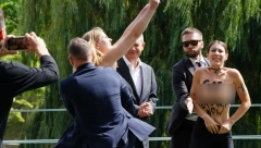 ŠOK SCENA ZA OLAFA ŠOLCA Golim grudima nasrnule na kancelara, tražile samo jedno (FOTO)