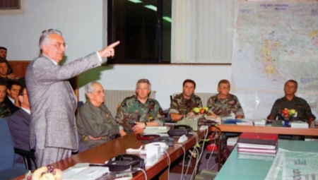 OVAKO JE KOMANDOVAO DA SE UBIJAJU SRPSKA DECA Franjo Tuđman u društvu krvnika sa Petrovačke ceste nadgleda ustaške zločine
