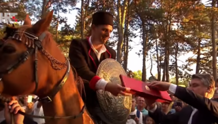 ZORAN MILANOVIĆ PREŽIVEO DRAMU Iziritirao konja, životinja ga umalo pregazila! (VIDEO)