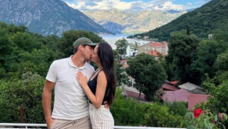 LAJOVIĆ STAJE NA LUDI KAMEN Srpski teniser zaprosio dugogodišnju devojku u Crnoj Gori (FOTO)