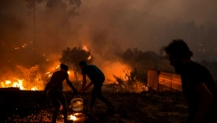 VATRA GUTA NAPUŠTENI OBJEKAT, VATROGASCI SE BORE SA PLAMENOM Veliki požar u novosadskom naselju Kisač (VIDEO)