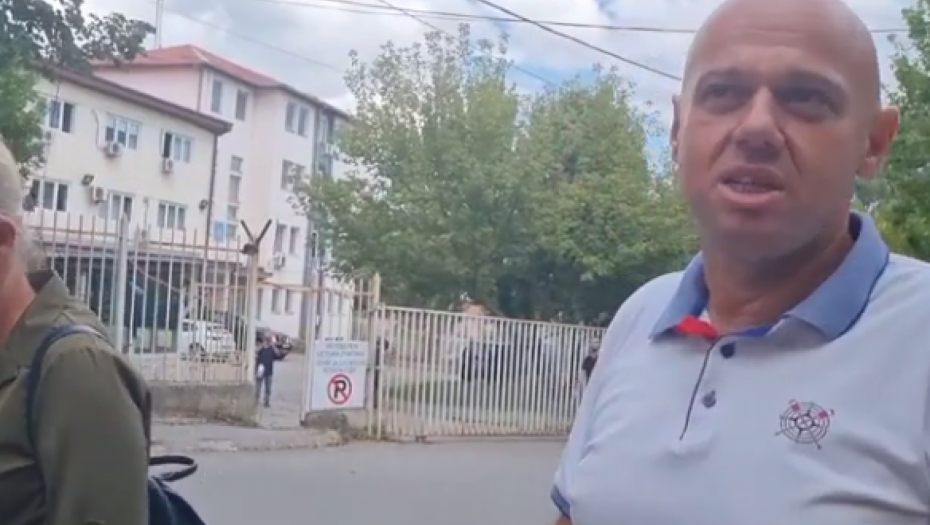 "TEŠKO JE BITI SRBIN U KOSOVSKOJ MITROVICI" Opštinski inspektor koji je navodno pretio Arsenijeviću napustio policijsku stanicu (VIDEO)