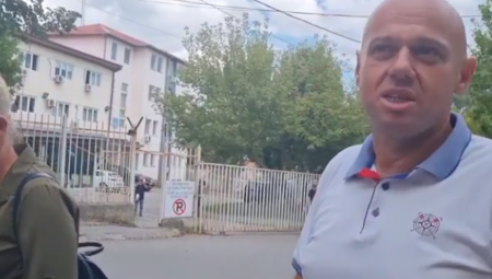 "TEŠKO JE BITI SRBIN U KOSOVSKOJ MITROVICI" Opštinski inspektor koji je navodno pretio Arsenijeviću napustio policijsku stanicu (VIDEO)