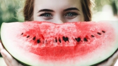 UZELA JE PARČE LUBENICE I DODALA JEFTIN SASTOJAK Ovaj trik je zaludeo ceo svet, ali nismo sigurni da želimo da isprobamo