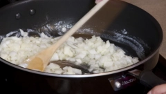 KAKO DA PROPRŽITE LUK A DA KOMŠIJE NE GUNĐAJU Profesionalni kuvar dodajte jednu kašiku ovog sastojka, luk će biti bolji za varenje, a vazduh svež