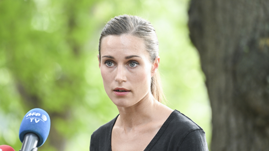 ORGIJE U KUĆI POHOTNE PREMIJERKE! Isplivale slike sa privatne žurke, gole grudi i poljupci! (FOTO)