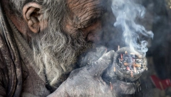 PUŠI IZMET, PIJE IZ BARE I JEDE TRULE LEŠEVE Ovo je najprljaviji čovek na svetu, kada vidite koliko decenija se nije kupao, šokiraćete se (VIDEO)