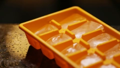 NAJKORISNIJI TRIK ZA RIBANJE TOALETA Napravite od dva sastojka ledenu kocku za čišćenje kupatila