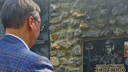 "HEROJSKI BRANEĆI SRBIJU, DAO JE ŽIVOT ZA NJENU BUDUĆNOST!" Vučić položio venac na grob srpskog heroja pilota-pukovnika Milenka Pavlovića (FOTO)