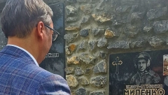 "HEROJSKI BRANEĆI SRBIJU, DAO JE ŽIVOT ZA NJENU BUDUĆNOST!" Vučić položio venac na grob srpskog heroja pilota-pukovnika Milenka Pavlovića (FOTO)