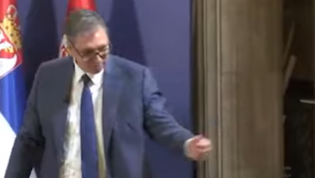 PREDSEDNIK NATRLJAO NOS TAJKUNSKIM MEDIJIMA Vučić pozvao novinarku N1 i uručio joj poklon koji nije očekivala (VIDEO)