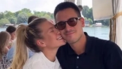 PROSLAVA POVODOM VERIDBE ĐORĐA ĐOKOVIĆA Saška i Novakov brat ne skidaju osmeh sa lica, dobili i prvi poklon (FOTO)