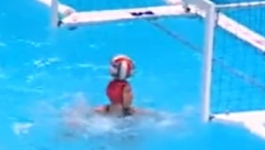 OVO SE RETKO VIĐA Pogodak naše vaterpolistkinje postao hit na društvenim mrežama, golman nije znao gde se lopta nalazi (VIDEO)