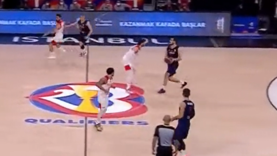 RAPSODIJA SRBIJE U ISTANBULU Pogledajte Kalinićevu trojku sa pola terena u poslednjoj sekundi (VIDEO)