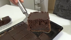 ŽENE U SRBIJI SU POLUDELE ZA "CRNCEM BEZ JAJA" Kontroverzan naziv ovog kolača je privukao mnoge domaćice (RECEPT)