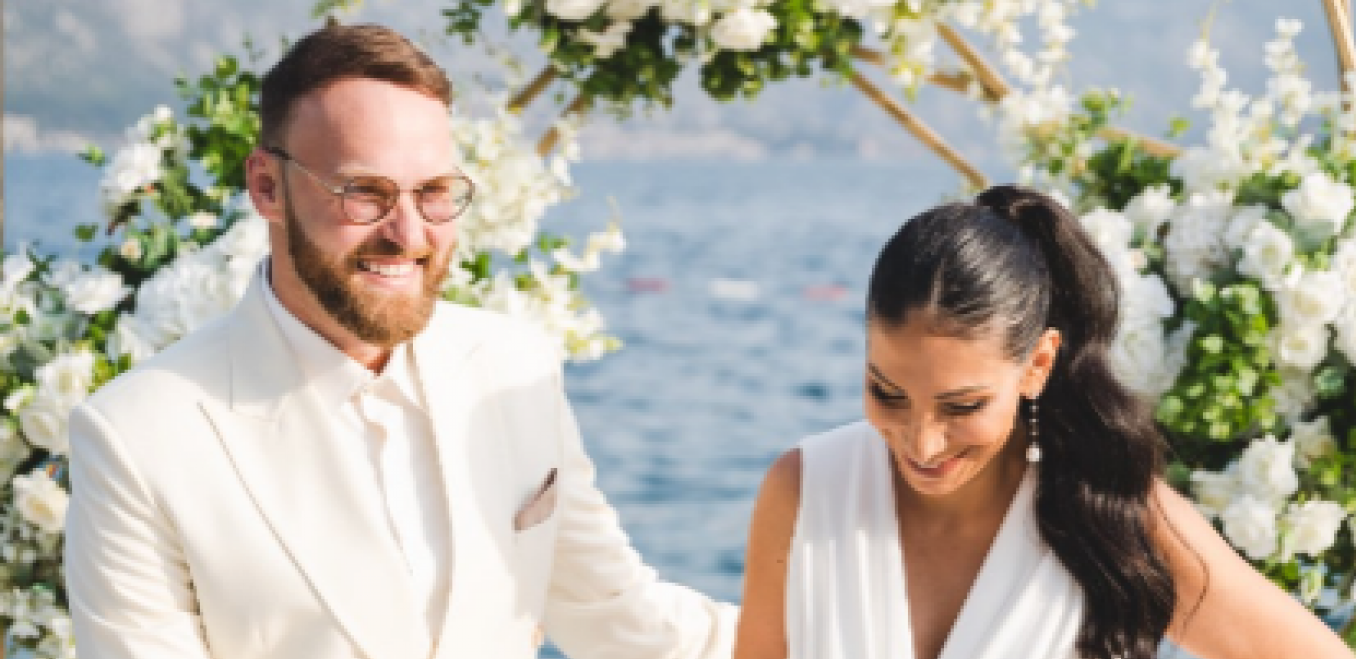 LUKSUZNA SVADBA NAŠEG PEVAČA Venčanje na obali mora, mlada i mladoženja u belom, a magičan prizor će vas oduševiti (VIDEO)