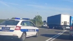 JEZIVA NESREĆA KOD FOČE Beograđanin teško povređen u sudaru automobila i kamiona!
