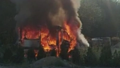 SVE JE IZGORELO ZA PAR MINUTA Vatra progutala kamper Holanđanima: Jeziva buktinja ispred restorana kod Nove Varoši (FOTO/VIDEO)