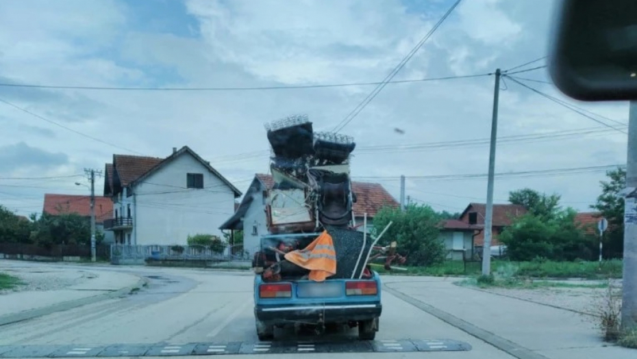 KAD IMAŠ LADU, MOŽEŠ SVE Čačanin na krov kola natovatio tonu stvari i kao od šale se provozao ulicama