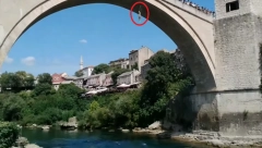 "MORALI SU DA MU DAJU OBUKU PRE SKOKA": Mladi Australijanac paralizovan nakon skoka sa Starog mosta u Mostaru, njegova devojka moli za POMOĆ (FOTO)