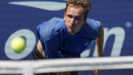 MEDVEDEV U VELIKOM STILU ZAPOČEO ODBRANU TITULE Rus se prošetao do drugog kola