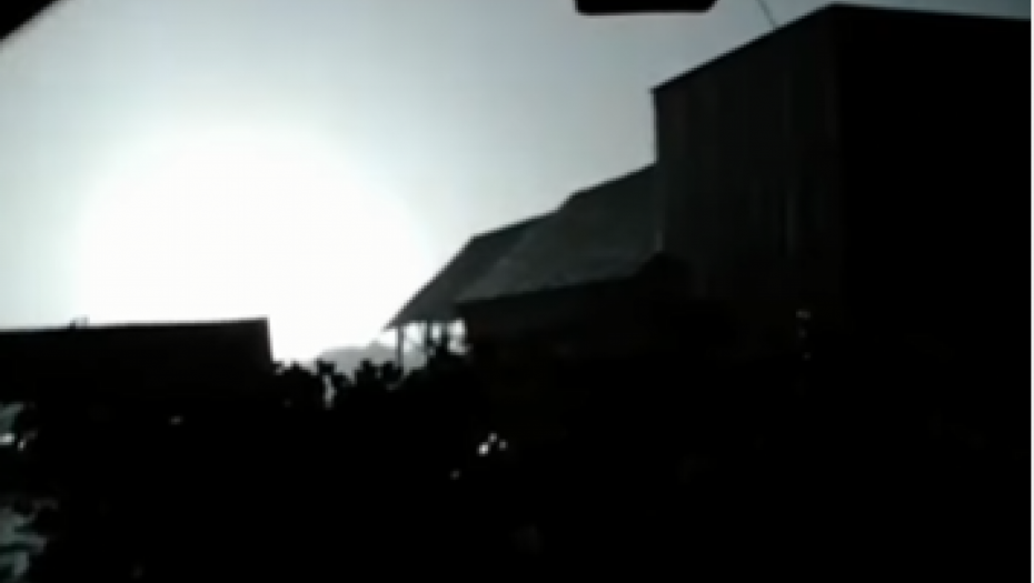 ZASTRAŠUJUĆI SNIMAK UDARA GROMA U DALEKOVOD KOD LAJKOVCA Najpre se vidi bljesak a onda je sve postalo crno! (VIDEO)