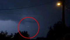 LOPTASTA MUNJA UOČENA U SRBIJI, ULAZI U KUĆU Meteorolog otkrio koliko je opasna, posledice su fatalne (VIDEO)
