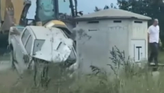 SNIMAK SMRSKANOG VOZILA U KOJE JE UDARIO VOZ Nesreća se dogodila kod Lajkovca, jedna osoba povređena (FOTO/VIDEO)