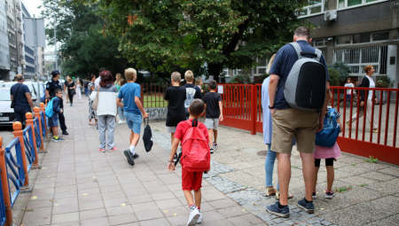 POČELA NOVA ŠKOLSKA GODINA Bez maski i sa jednim raspustom manje, ovih 5 novina očekuje učenike (FOTO)