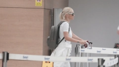 PAPARACO UHVATIO NATU DOK NAPUŠTA SRBIJU! Pevačica u potpuno opuštenom izdanju i bez šminke oduševila sve prisutne, a evo i gde odlazi (FOTO)