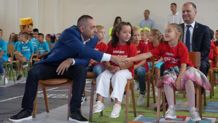 PRIORITET POLICIJE DA DECA BUDU SIGURNA I BEZBEDNA Ministar Vulin poželeo đacima prvog razreda uspešan početak školske godine (FOTO)