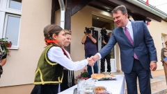 MIROVIĆ OBIŠAO REKONSTRUISANE OBJEKTE U ŠKOLAMA U SREMU Čestitao đacima, roditeljima i nastavnicima početak školske godine (FOTO/VIDEO)