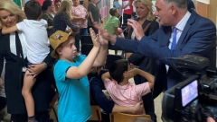 PRVI DAN ŠKOLE NA SAVSKOM VENCU Predsednik opštine Vidić i ministarka Kisić uručili poklone đacima (FOTO)