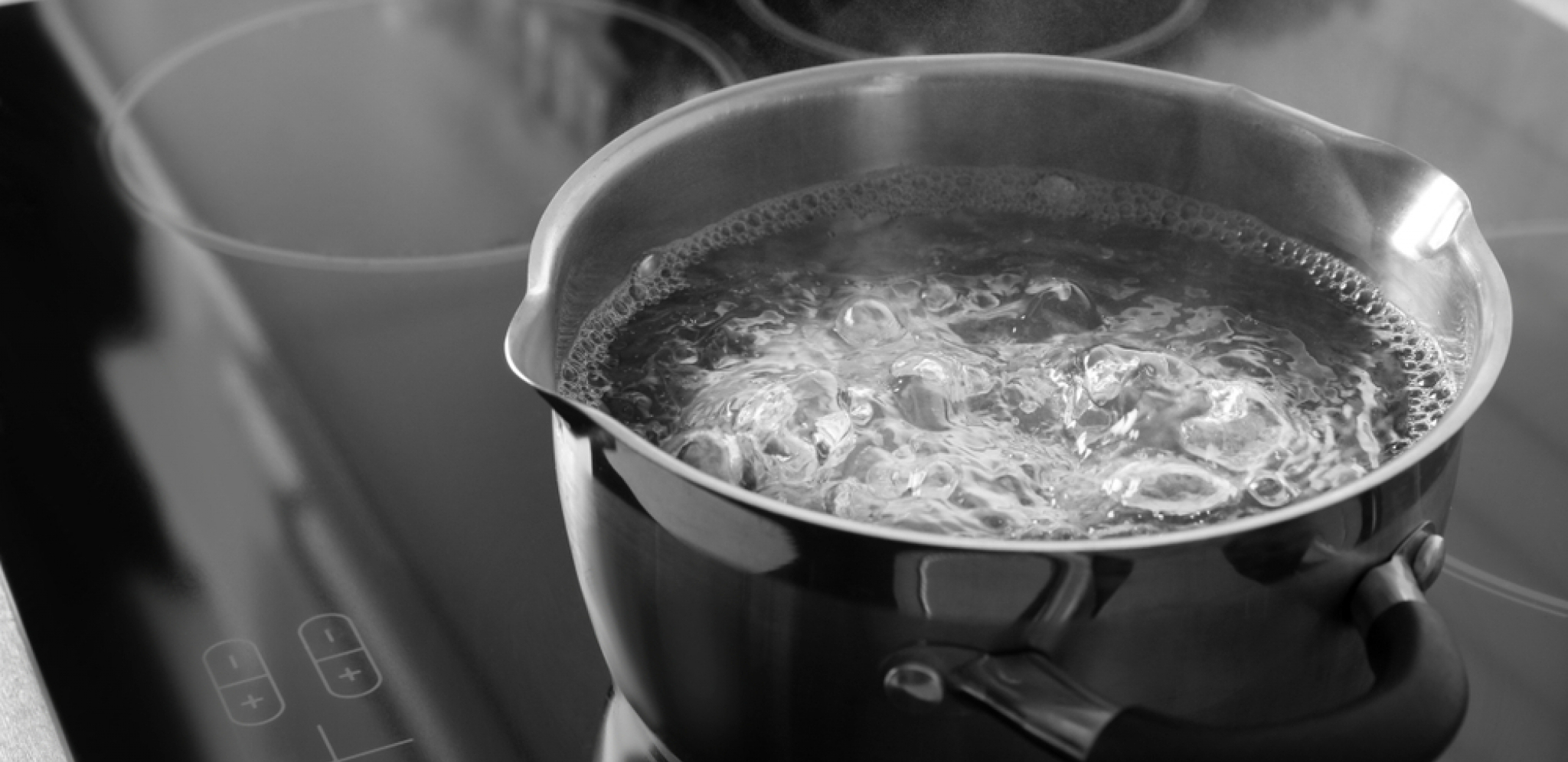 UMESTO DA JE POPIJETE KAO KAFU ILI ČAJ, ODMAH JE PROSPITE Dvostruko prokuvana voda je kancerogena