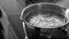 UMESTO DA JE POPIJETE KAO KAFU ILI ČAJ, ODMAH JE PROSPITE Dvostruko prokuvana voda je kancerogena