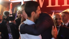 SUSRET SA ŠAMPIONOM Aleksandar Vučić u zagrljaju Novaka Đokovića na Prvom međunarodnom sajmu vina "Vinska vizija Otvorenog Balkana" (FOTO+VIDEO)