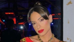 SARA JO POKAZALA BRADAVICE! Šok potez mlade pevačice sve ostavio bez teksta, grli dečka, a grudi na izvol'te! (FOTO)