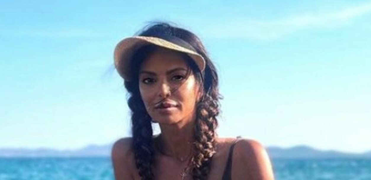 ISKLESANO TELO I DEKOLTE! Nikolina Pišek objavila provokativnu fotografiju sa plaže, a svi gledaju u ovaj detalj (FOTO)