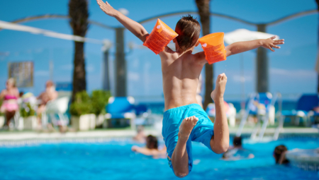 GOSPOĐO, DA LI BAŠ MORATE? TU SU DECA Šok na beogradskom bazenu, kad vidite šta žena radi, smučiće vam se i život i kupanje