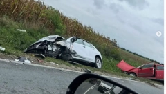 TEŽAK UDES KOD KLENKA Vozila potpuno smrskana u kanalu, vatrogasci ih seku