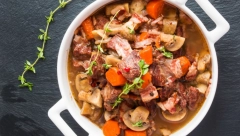 SPREMITE VINSKI GULAŠ ZA 400 DINARA: Ručak za celu porodicu, a što se duže krčka, to je ukusniji