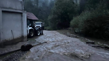 UVEDENA VANREDNA SITUACIJA Nezapamćena oluja u ivanjičkom kraju odnela puteve i most (FOTO)