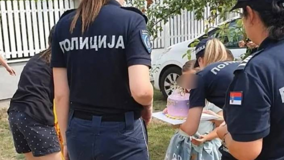 GEST POLICAJACA IZ PANČEVA ODUŠEVIO SRBIJU Ćerki tragično nastradalog kolege pod rotacijama pevali pesmu za rođenadan (FOTO)