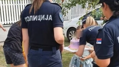 GEST POLICAJACA IZ PANČEVA ODUŠEVIO SRBIJU Ćerki tragično nastradalog kolege pod rotacijama pevali pesmu za rođenadan (FOTO)