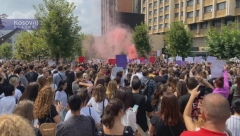 HAOS U PRIŠTINI! Hiljade Albanaca traži osvetu zbog devojčice, neredi na ulicama! (VIDEO)