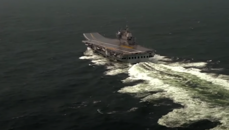 INDIJA DOBILA PRVI NOSAČ AVIONA DOMAĆE PROIZVODNJE Ima posadu od 1.600 vojnika, može da ponese 30 aviona i helikoptera (VIDEO)