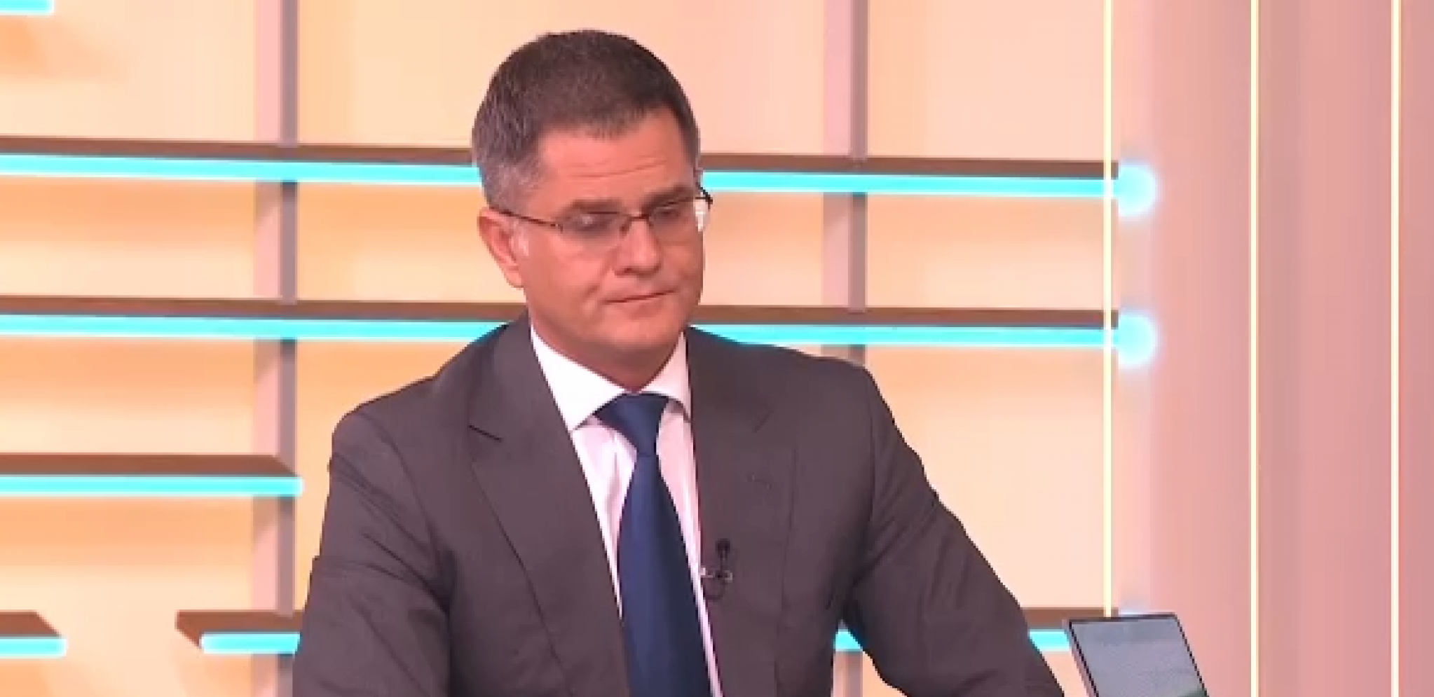 LICEMER Vuk tera mlade u vojsku, a on je služio u Predsedništvu!