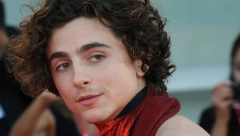 SLAVNI GLUMAC PRKOSI STEREOTIPIMA Zbog njegovog stajlinga gore društvene mreže, žene su u transu, a bakama nije dobro