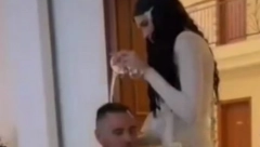 POLILA PIĆEM FILIPA CARA PRED PUNIM STOLOM Nije mogao da veruje šta mu je uradila, od šoka uradio samo ovo (VIDEO)